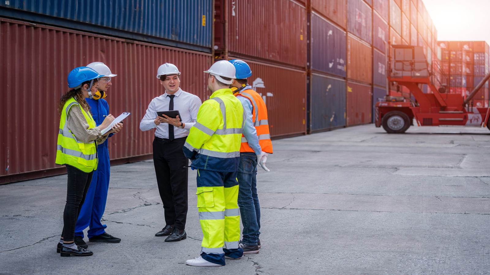 5 homens realizando verificação em porto de exportação